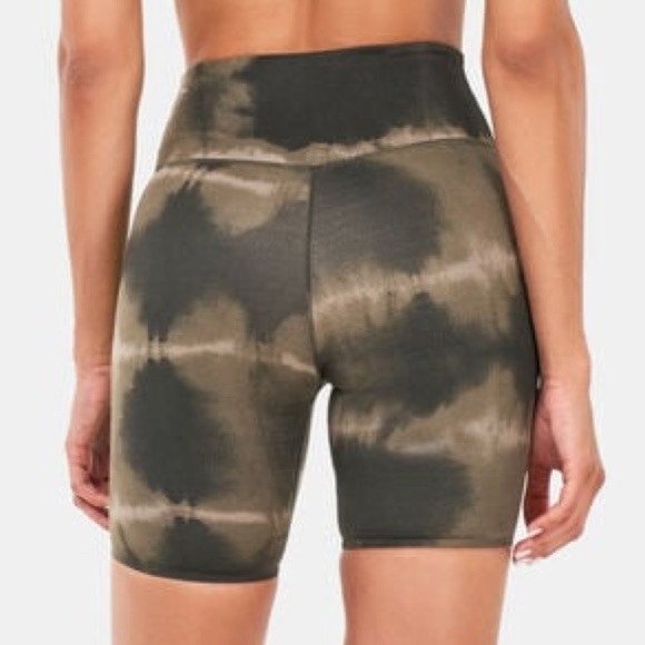 Nike One Luxe 7” Tie Dye Mid Rise Biker‎ Shorts NWT XS - Picture 3 of 9